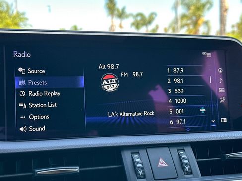 Used 2019 Lexus ES 300h Ultra Luxury w/ Accessory Package 2 FWD image 17