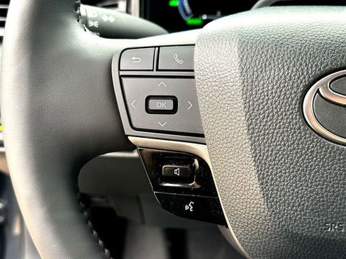 Used 2025 Toyota Camry XLE image 13