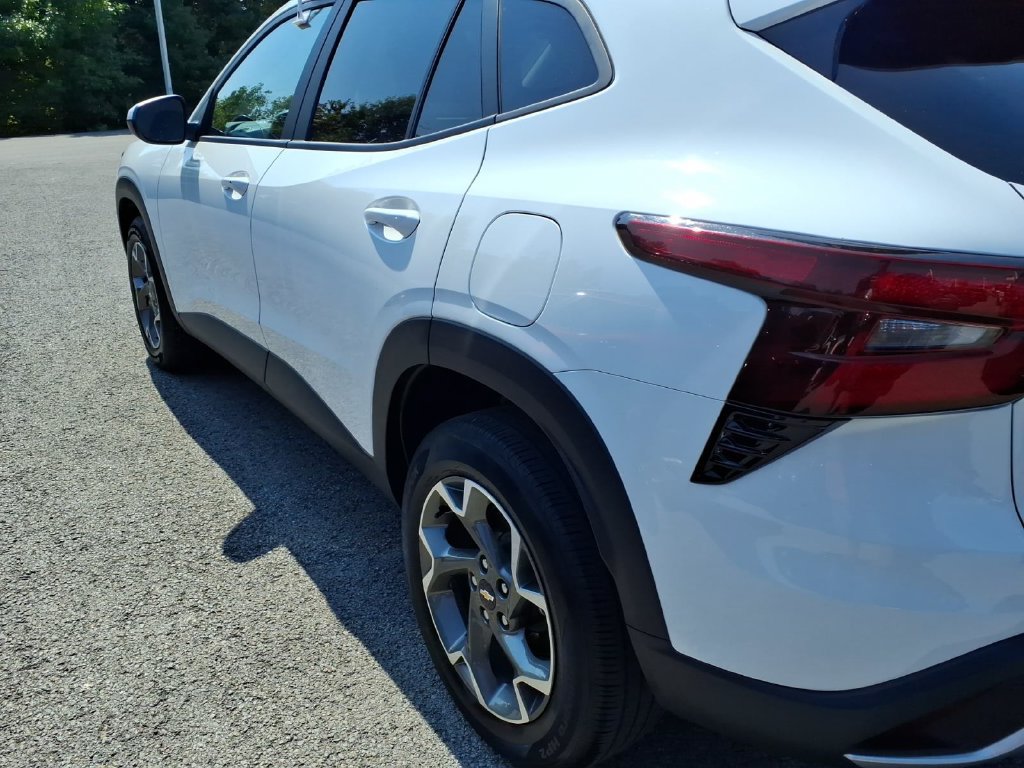 Used 2025 Chevrolet Trax LT w/ LT Convenience Package FWD image 17