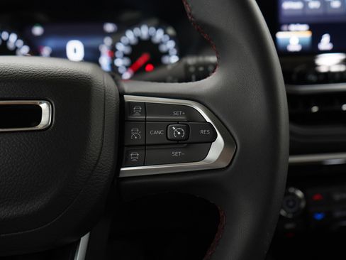 Used 2025 Jeep Compass Trailhawk AWD/4WD image 25