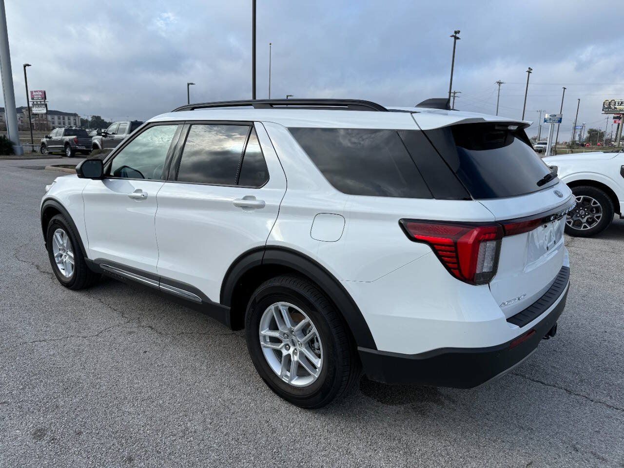 Used 2025 Ford Explorer Active w/ Active Comfort Package RWD image 3