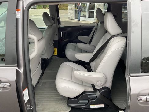 Used 2015 Toyota Sienna AWD image 30