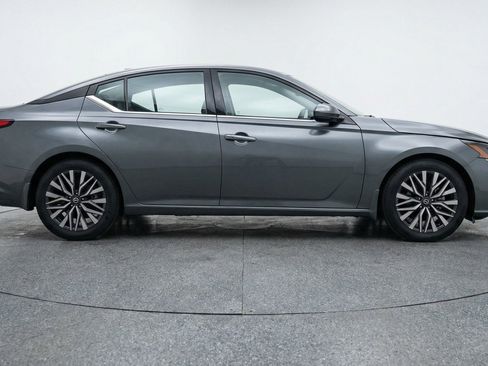 Used 2025 Nissan Altima 2.5 SV FWD image 11