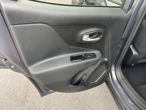 Used 2023 Jeep Renegade Latitude AWD/4WD image 17