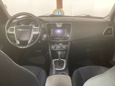 Used 2011 Chrysler 200 Touring image 6