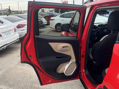 Used 2015 Jeep Renegade Latitude w/ Cold Weather Group FWD image 21