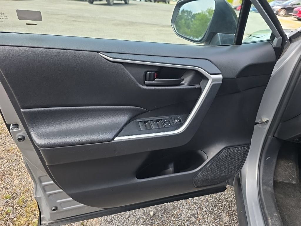 Used 2025 Toyota RAV4 LE AWD/4WD image 13