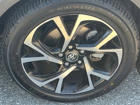 Used 2018 Toyota C-HR XLE FWD image 28