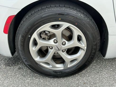 Used 2024 Chrysler Pacifica Limited image 13