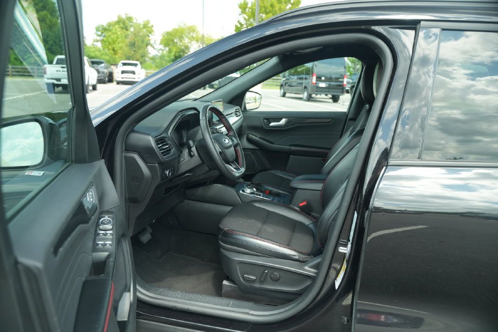 Used 2025 Ford Escape ST-Line Select AWD/4WD image 12