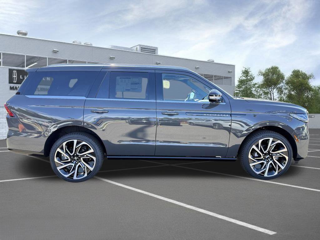 New 2027 Lincoln Navigator Black Label AWD/4WD image 3