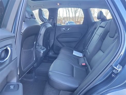 Used 2021 Volvo XC60 T5 Momentum w/ Advanced Package image 10