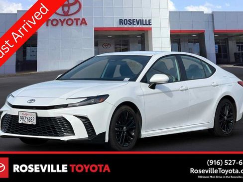 Used 2025 Toyota Camry SE FWD image 1