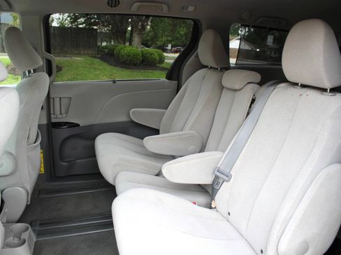 Used 2012 Toyota Sienna LE image 11