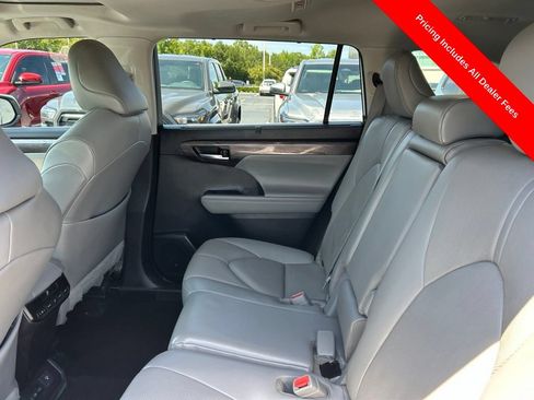 Used 2023 Toyota Highlander Limited FWD image 15