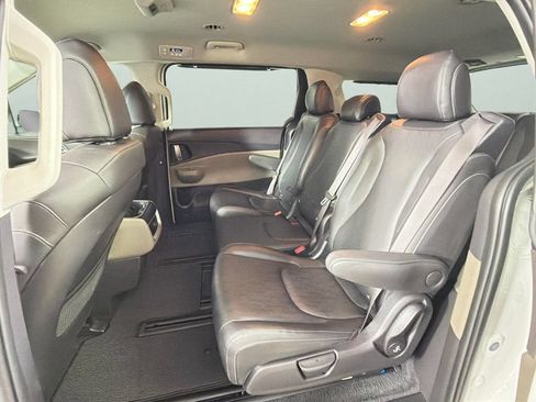 Used 2025 Kia Carnival EX FWD image 27