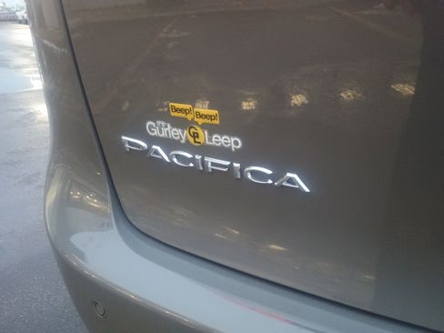 Used 2025 Chrysler Pacifica Select image 7