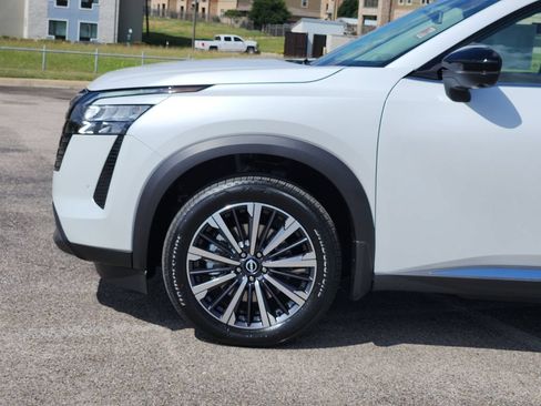 New 2026 Nissan Pathfinder Platinum FWD image 6