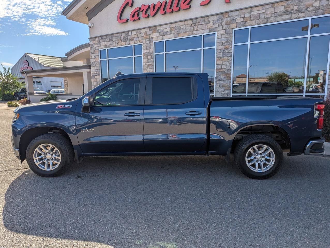 Used 2021 Chevrolet Silverado 1500 LT w/ Z71 Off-Road Package AWD/4WD image 2