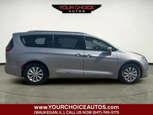 Used 2018 Chrysler Pacifica Touring-L FWD image 6