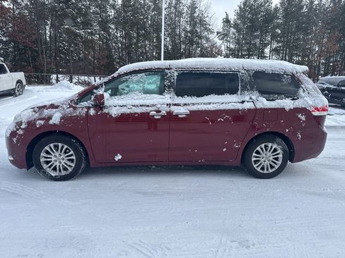 Used 2013 Toyota Sienna XLE image 4