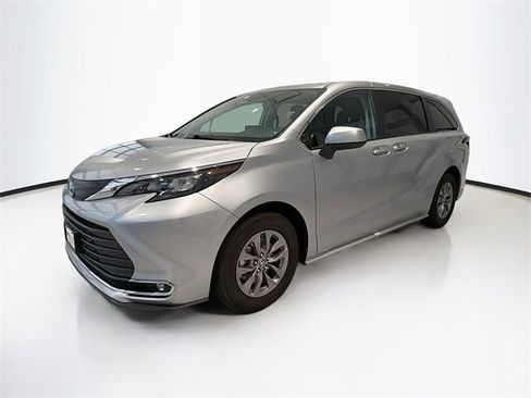 Certified 2024 Toyota Sienna XLE image 3