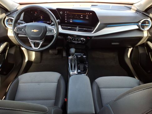 Used 2025 Chevrolet Trax LT w/ LT Convenience Package FWD image 15
