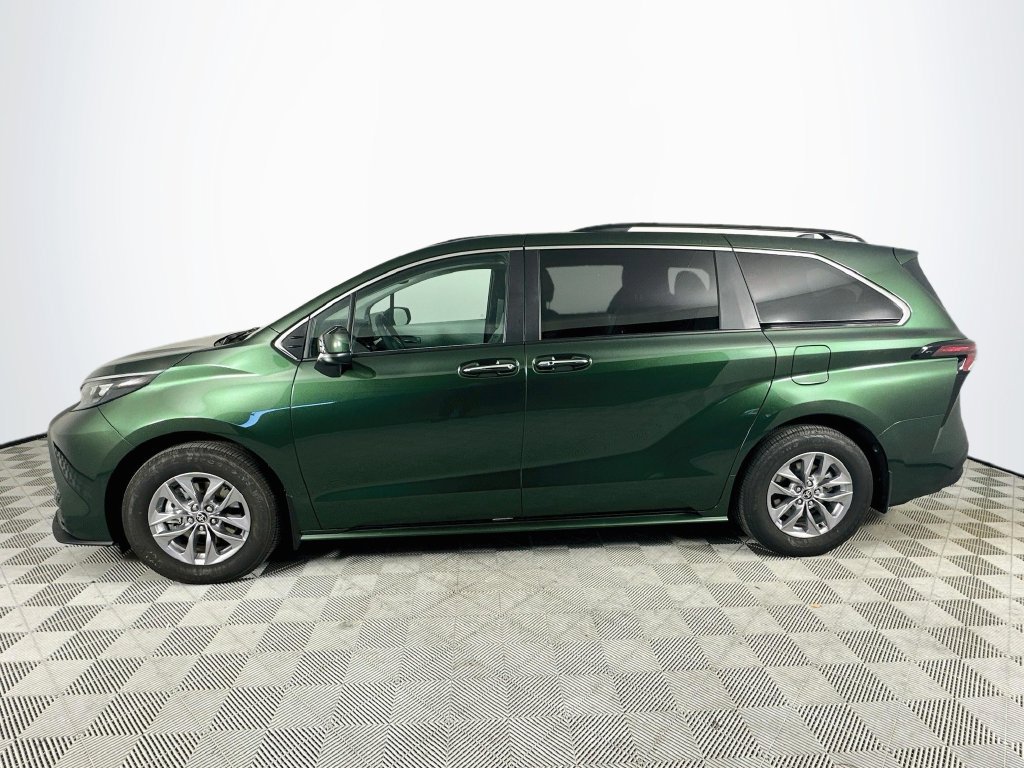 Used 2025 Toyota Sienna XLE AWD/4WD image 4