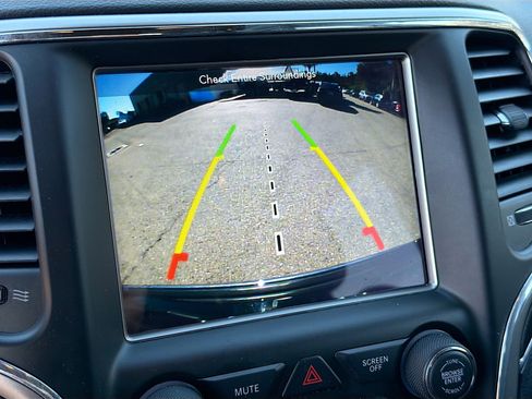 Used 2018 Jeep Grand Cherokee Limited image 31