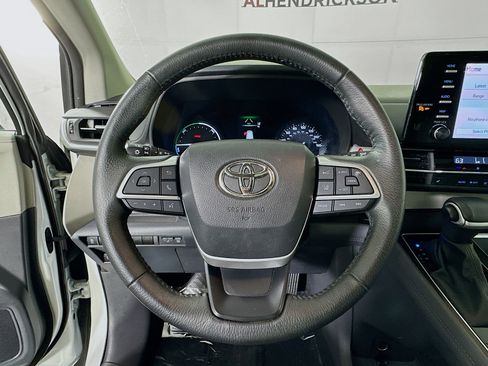 Used 2023 Toyota Sienna XLE image 15