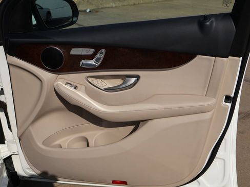 Used 2016 Mercedes-Benz GLC 300 4MATIC image 38