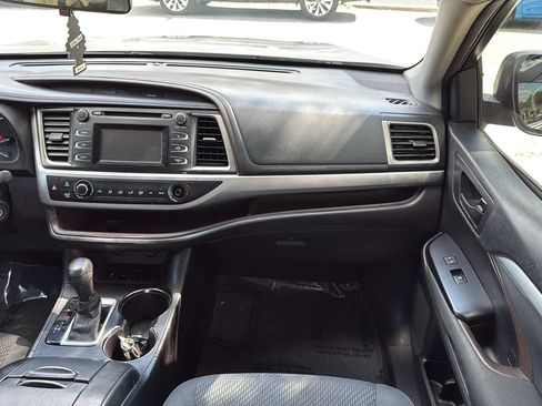 Used 2016 Toyota Highlander LE FWD image 28