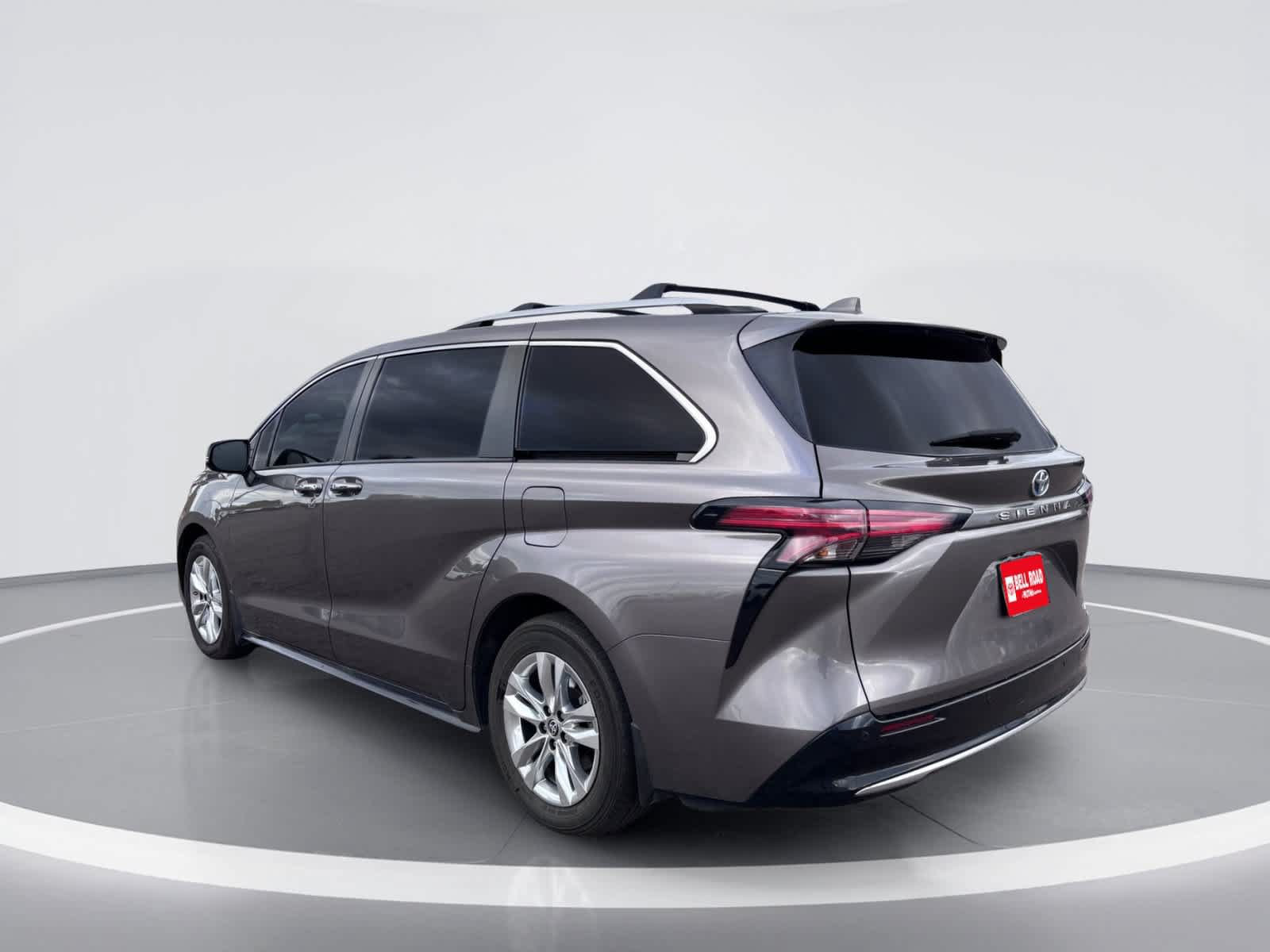 Used 2022 Toyota Sienna Limited FWD image 4