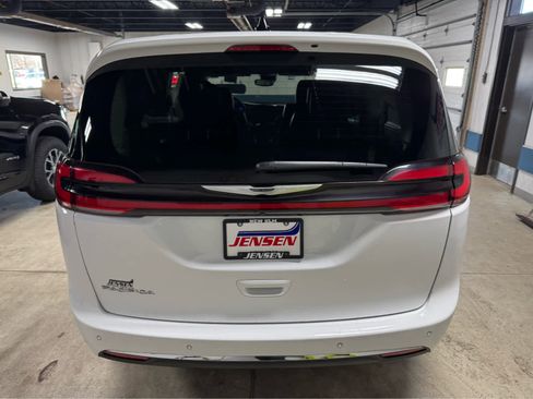 Used 2024 Chrysler Pacifica Touring-L image 5