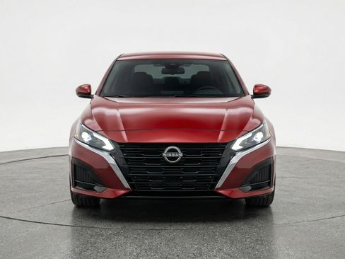 Used 2025 Nissan Altima 2.5 SV image 2