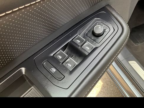 Used 2025 Volkswagen Atlas SE FWD image 23
