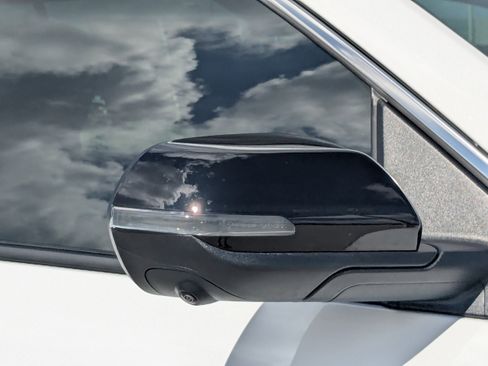 Used 2025 Chevrolet Traverse LT w/ Driver Confidence Package image 12