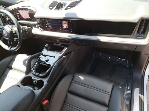 Certified 2025 Porsche Cayenne Coupe AWD/4WD image 19