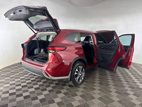 Used 2022 Toyota Highlander XLE AWD/4WD image 17