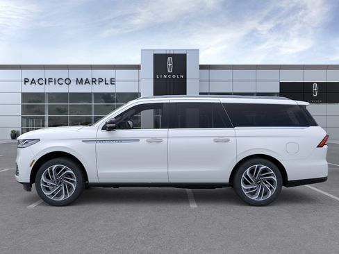 New 2026 Lincoln Navigator L Reserve AWD/4WD image 3