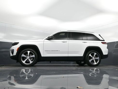 Used 2024 Jeep Grand Cherokee Limited w/ Luxury Tech Group II image 41