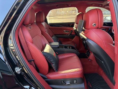 Used 2017 Bentley Bentayga AWD/4WD image 31