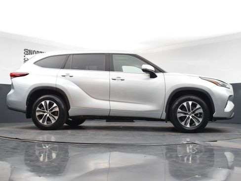 Used 2022 Toyota Highlander XLE image 32
