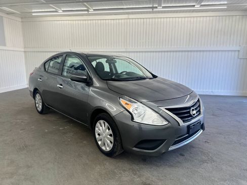 Used 2017 Nissan Versa SV image 3