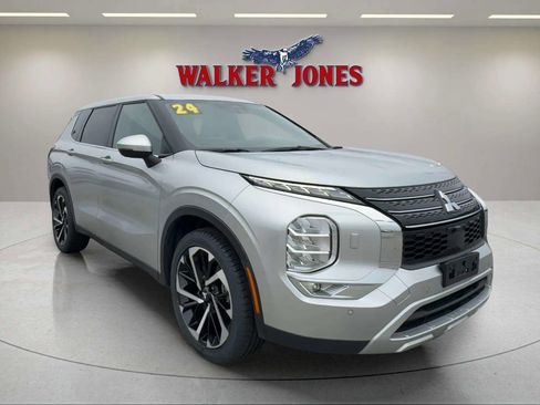 Used 2024 Mitsubishi Outlander SE image 1