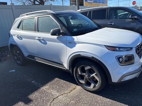 Used 2024 Hyundai Venue Limited image 2