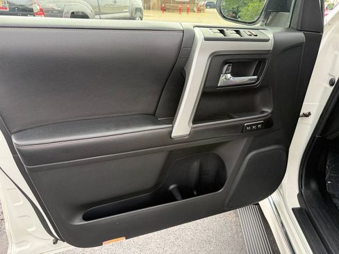 Used 2016 Toyota 4Runner Limited AWD/4WD image 9