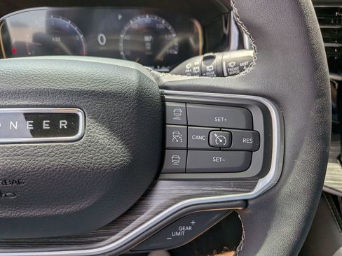 Used 2024 Jeep Wagoneer Series III w/ Convenience Group I AWD/4WD image 18