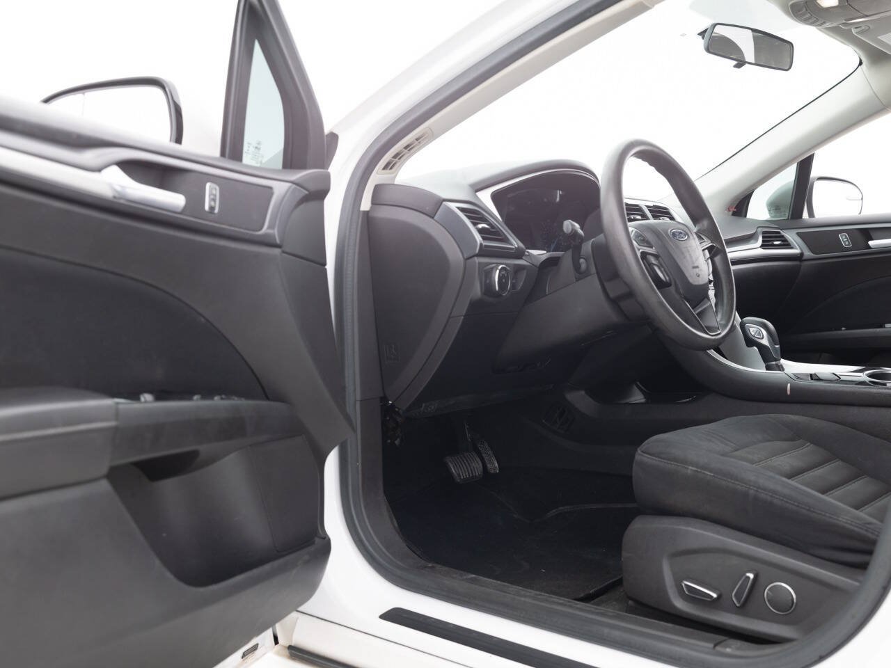 Used 2014 Ford Fusion SE FWD image 24