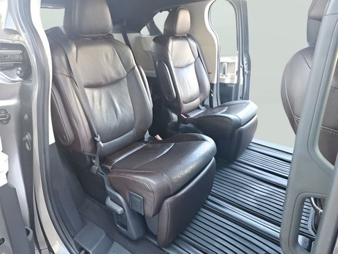 Used 2021 Toyota Sienna Platinum FWD image 28